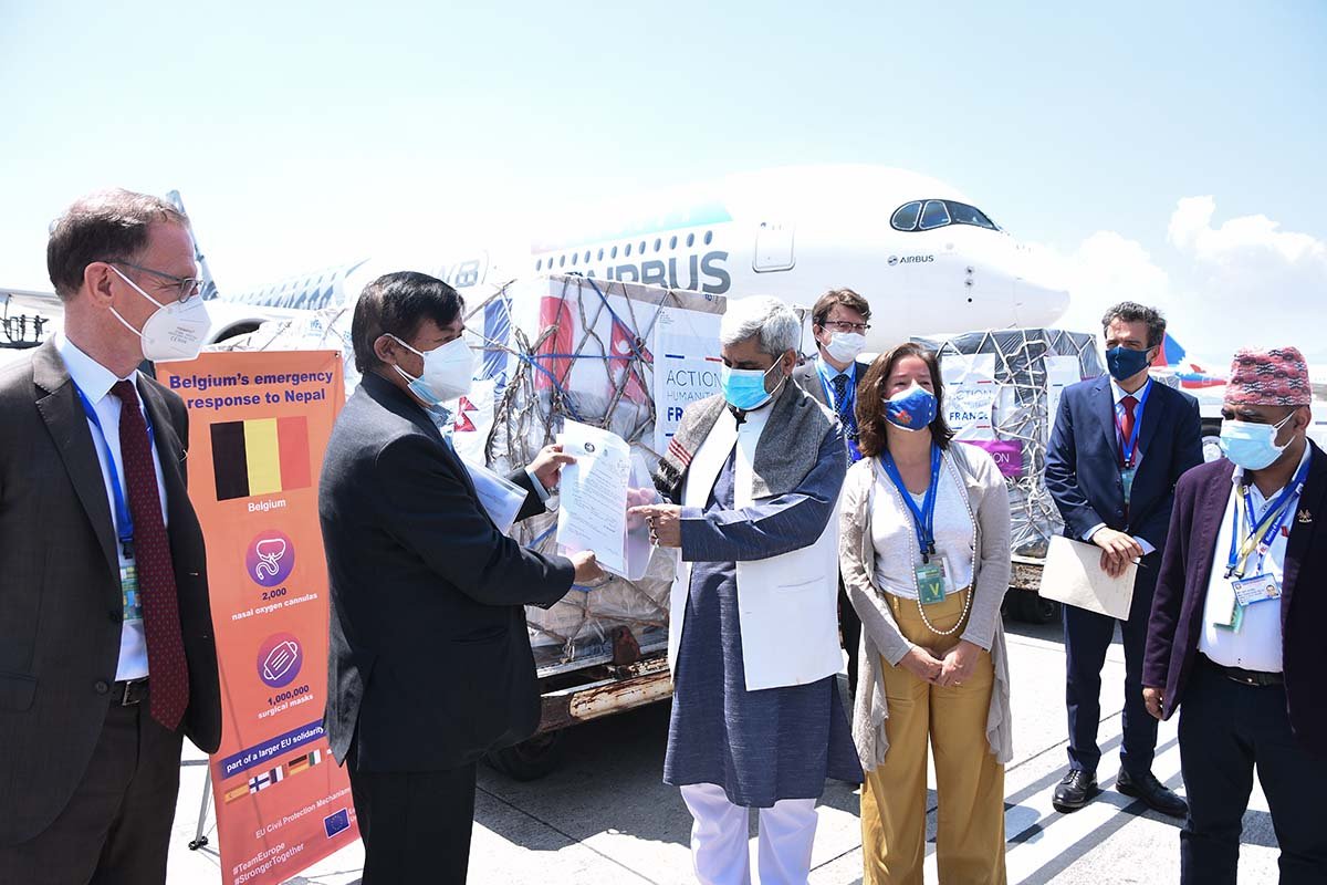 फ्रान्सेली स्वास्थ्य सामग्रीसहितको सहयोग नेपाल आइपुग्यो