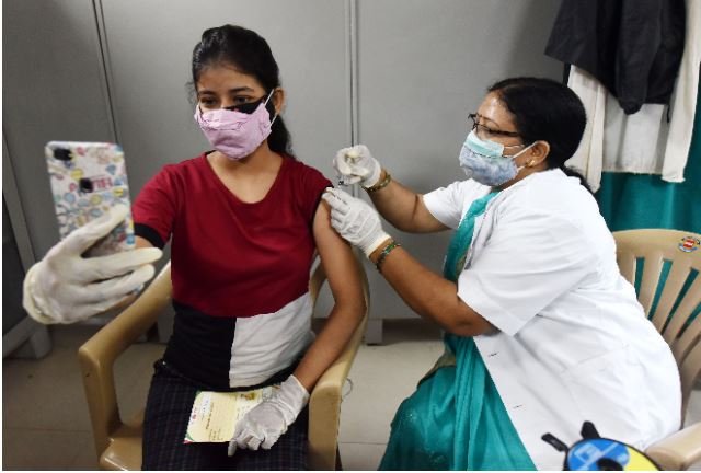 भारतमा ३६ करोड बढीले कोरोना बिरुद्धको खोप लगाए