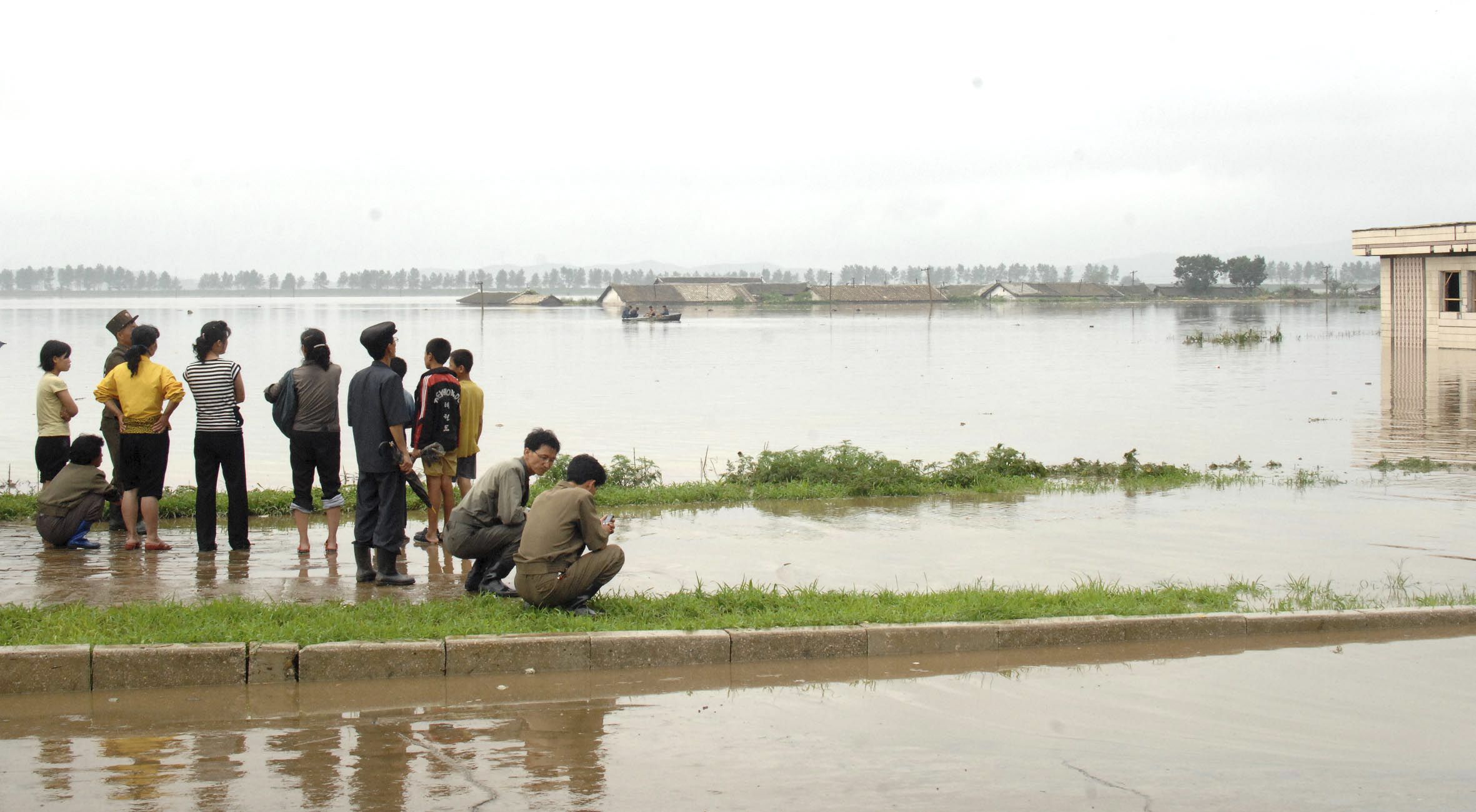 उत्तर कोरियामा बाढी, उद्धारका लागि किम जोङ्गको सेनालाई निर्देशन