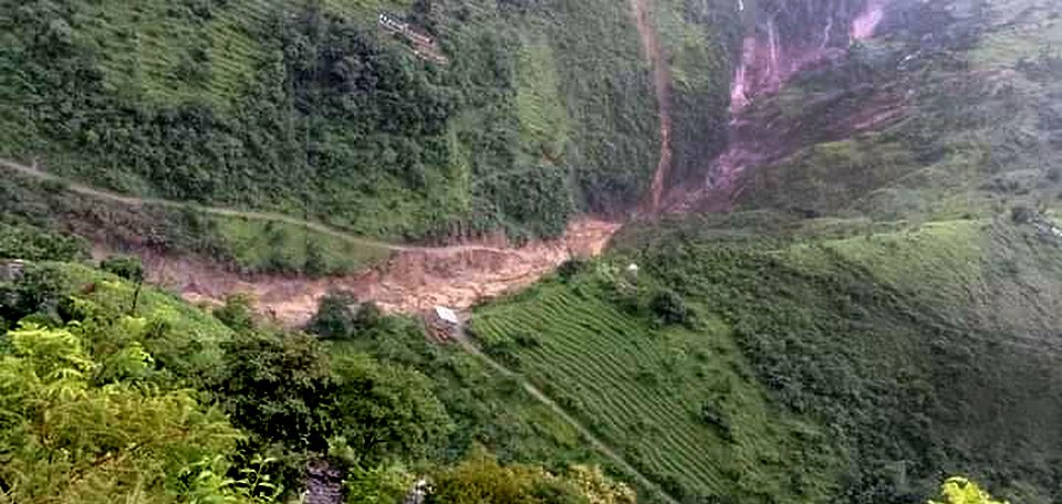 पुरिएका तीन जनाको शव फेला, एकको जीवितै उद्धार