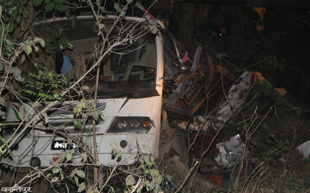 बाँकेमा बस र टिपर ठोक्किँदा ५ जनाको मृत्यु, कम्तीमा ३४ घाइते, ९ को अवस्था गम्भीर