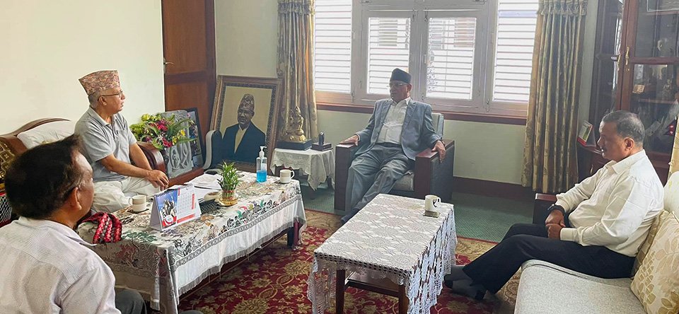 एमाले नेता नेपालसँग प्रचण्ड र विप्लपको भेटवार्ता